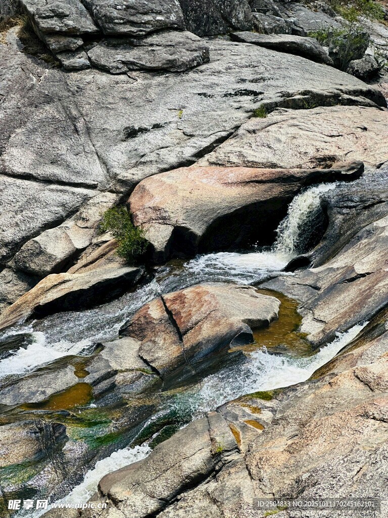 山间石隙溪流潺潺之景