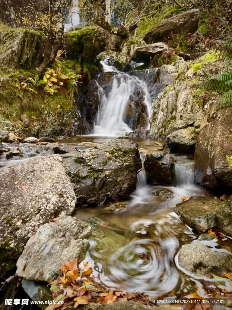 山间溪流小瀑布美景