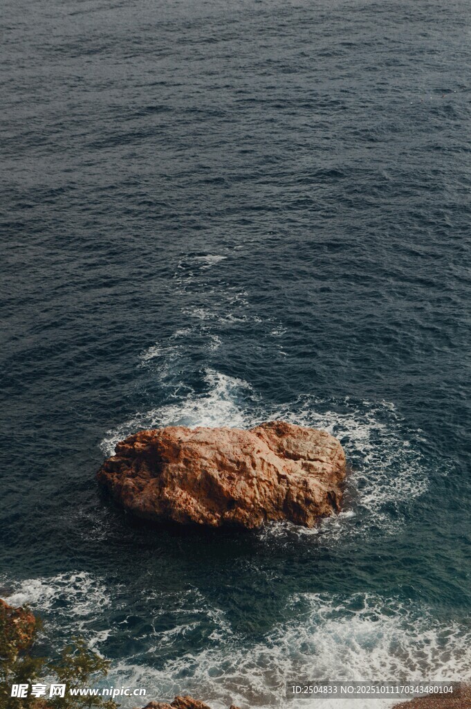 海中孤岩 海浪轻拍