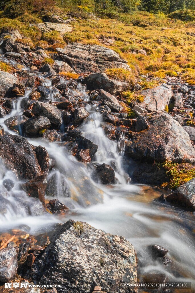 山间溪流潺潺过岩石