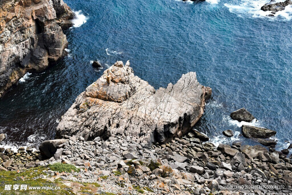 海岸边嶙峋岩石与蓝色海水