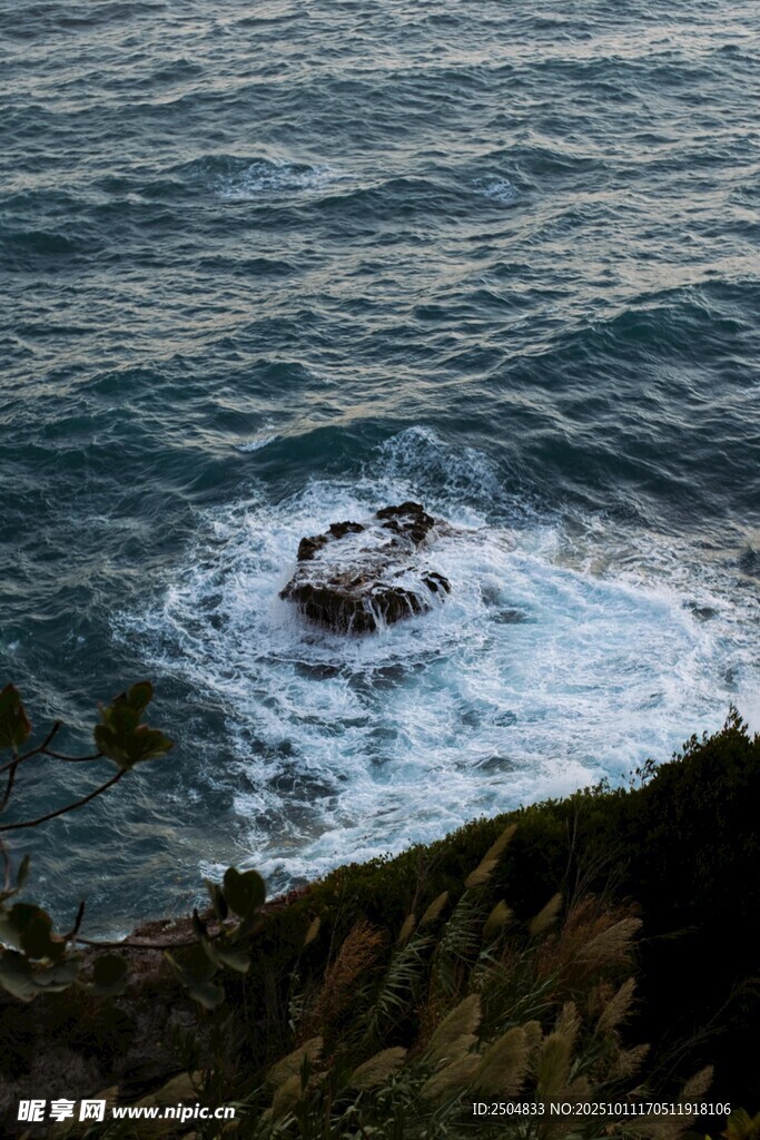 海边礁石处的海浪景观