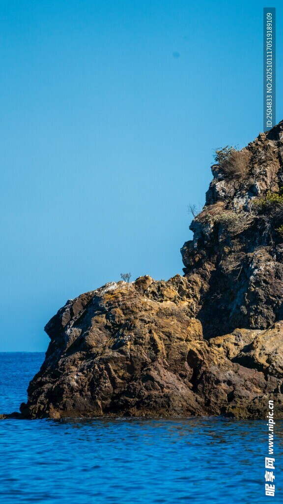 海边嶙峋岩石