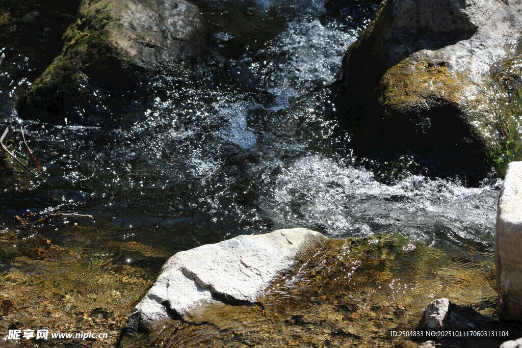 山间溪流潺潺 石边流水