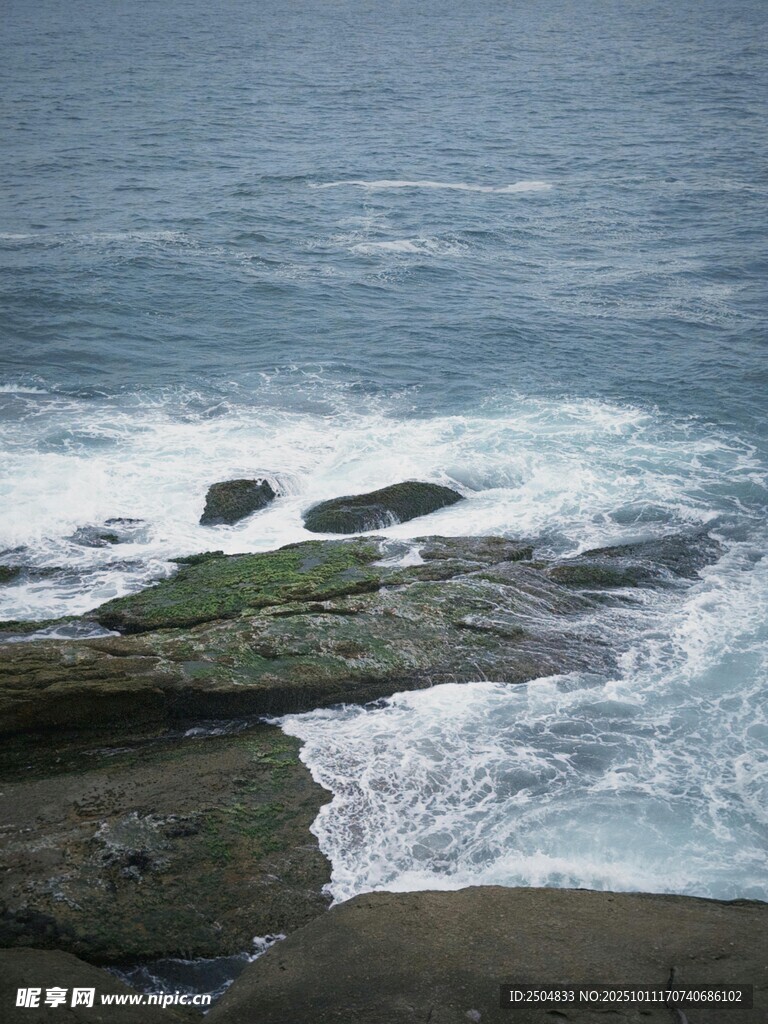 海浪拍打礁石的海岸风景