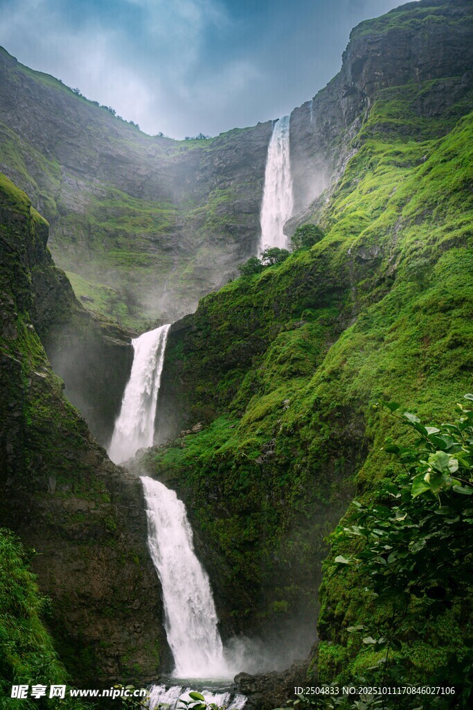 山间飞瀑 绿意盎然的美景
