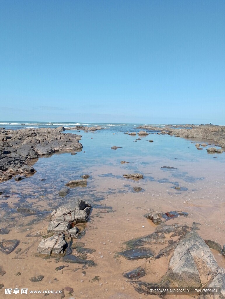 海边浅滩的自然景致