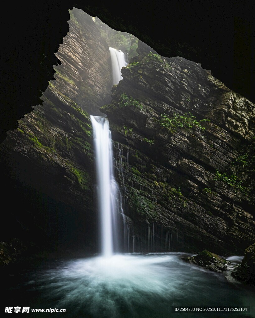 山间飞瀑美景
