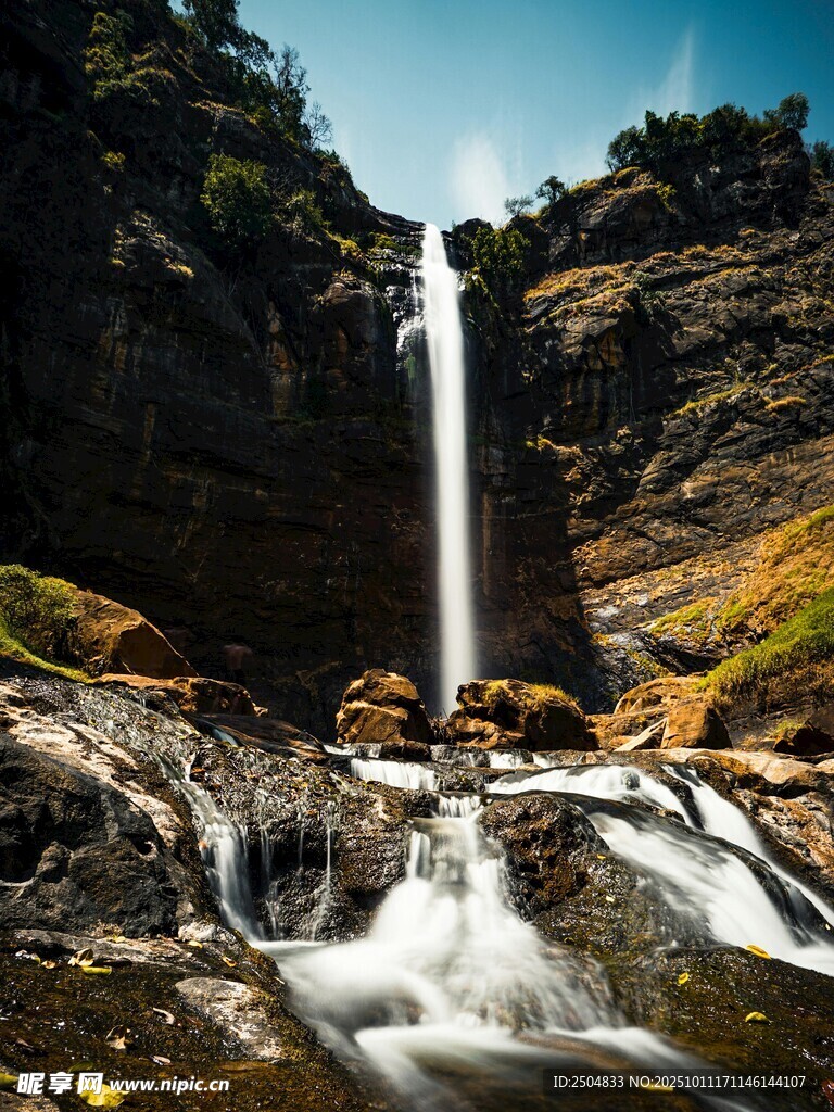 壮丽山间瀑布景观