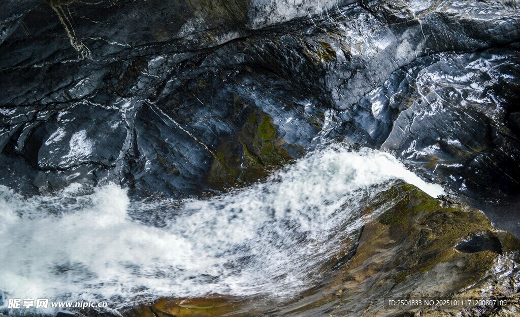 山间溪流湍急的水花景象