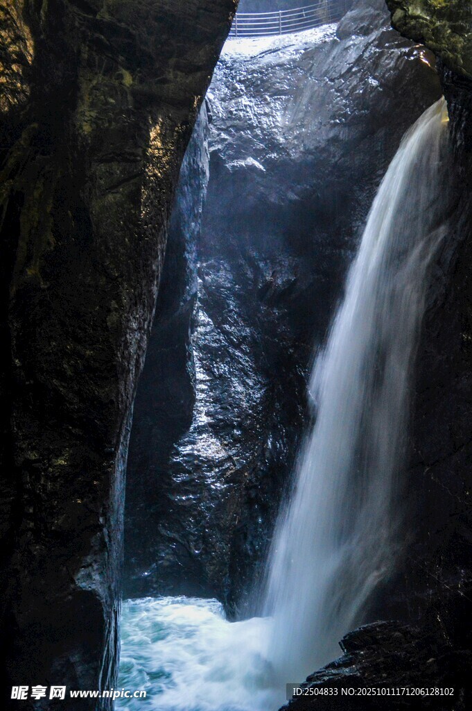 山间飞瀑 灵动自然之景