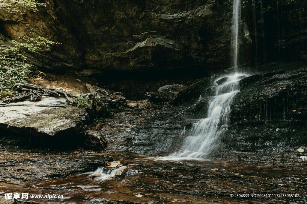 山间小瀑布自然美景