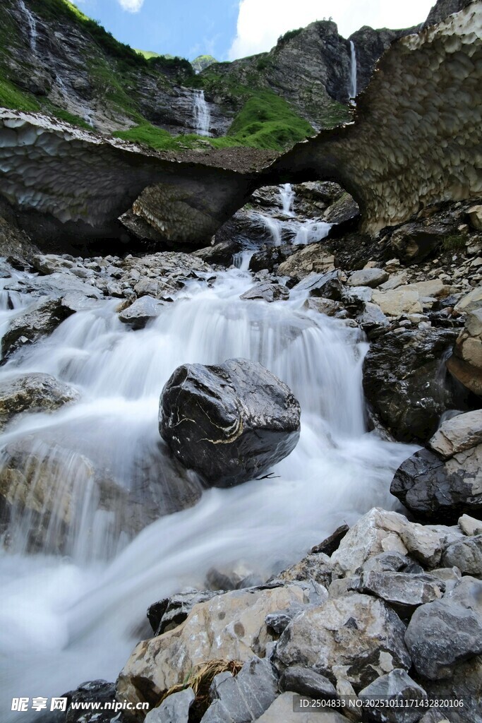 山间溪流潺潺 石间美景