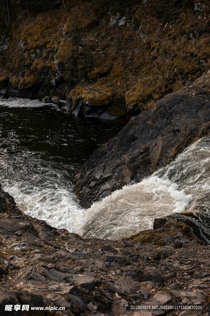 山间湍急溪流穿岩石