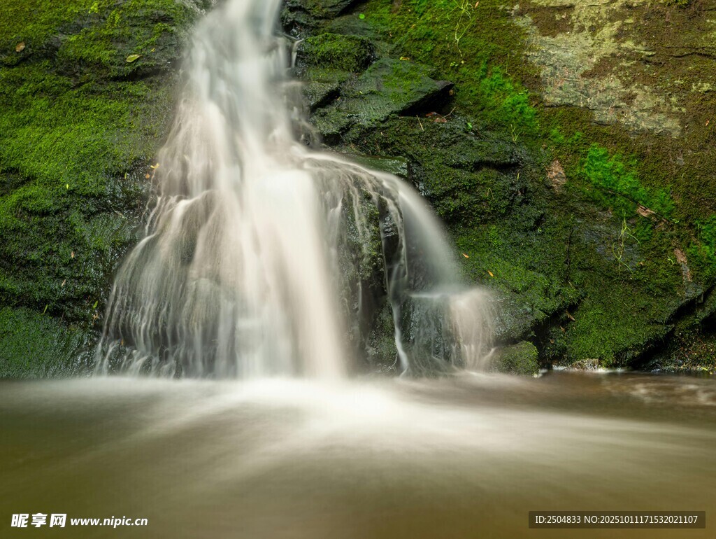 山间瀑布下的静谧水景