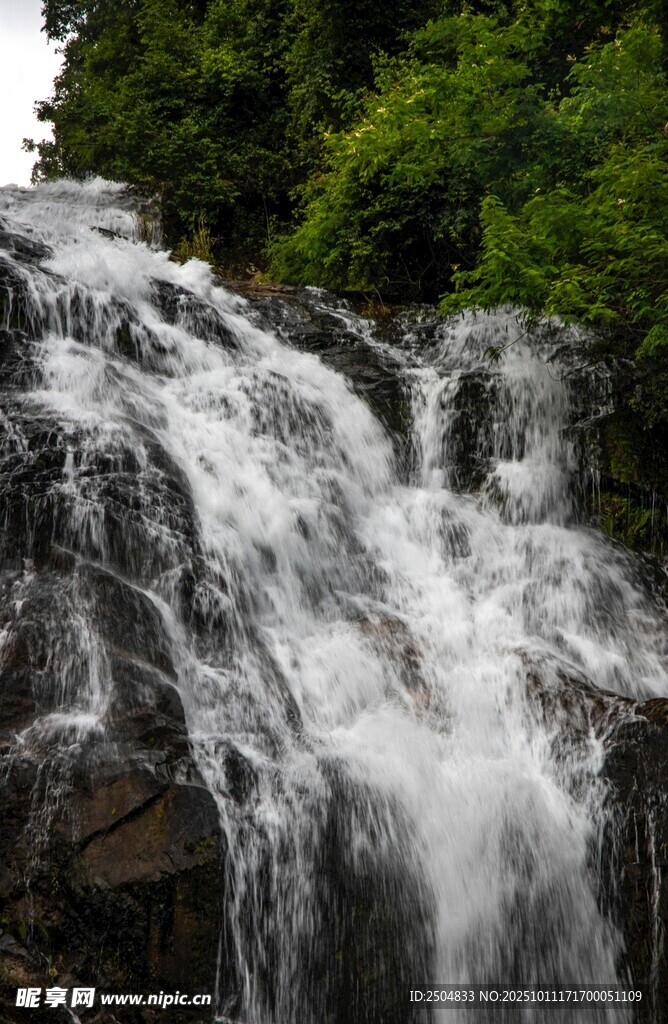 山间瀑布流水景观