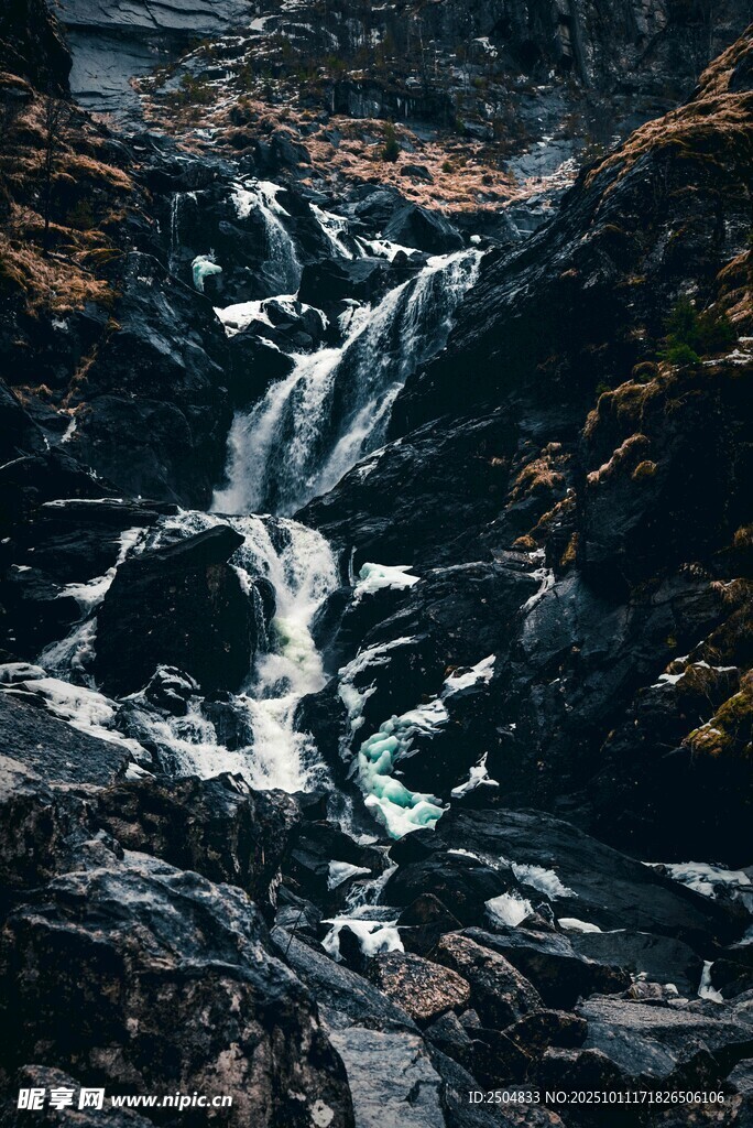 山间灵动的瀑布景观