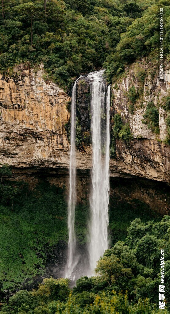 山间飞瀑 绿意环绕的美景