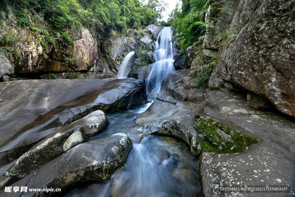 山间溪流瀑布自然美景