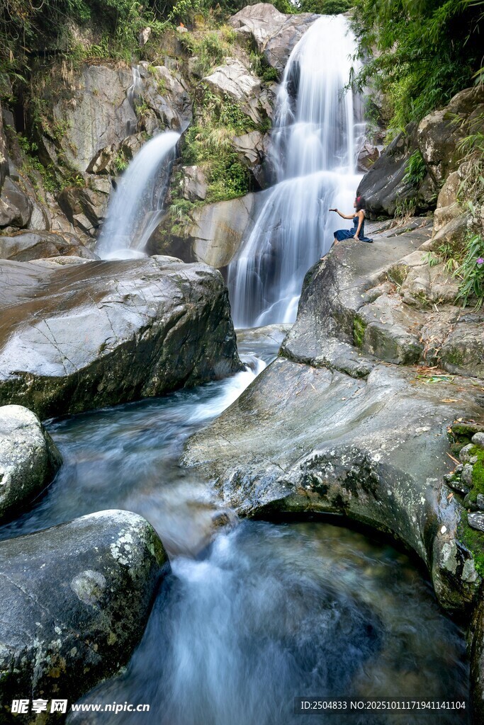 山间溪流瀑布美景