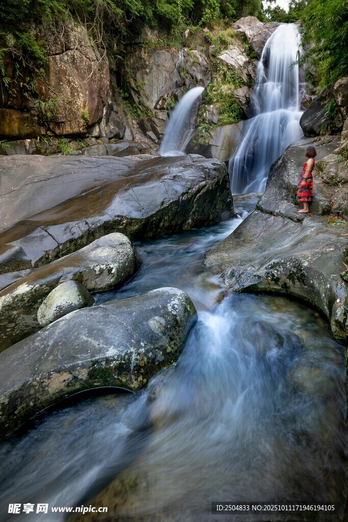 山间溪流瀑布美景
