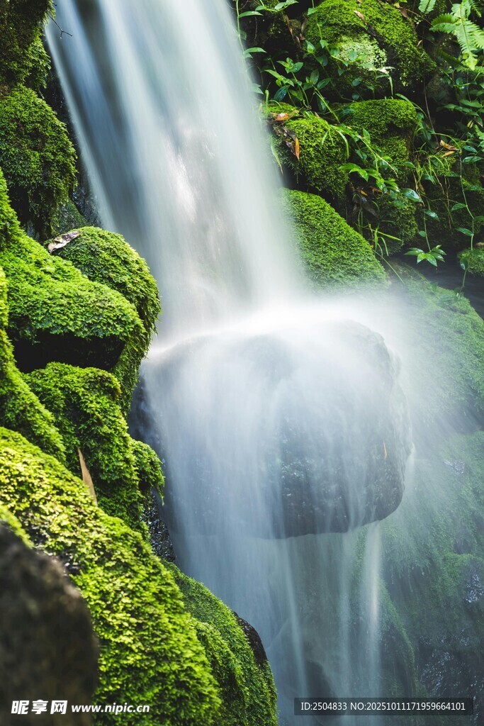 山间青苔瀑布自然美景