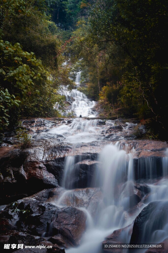 山间溪流瀑布自然美景