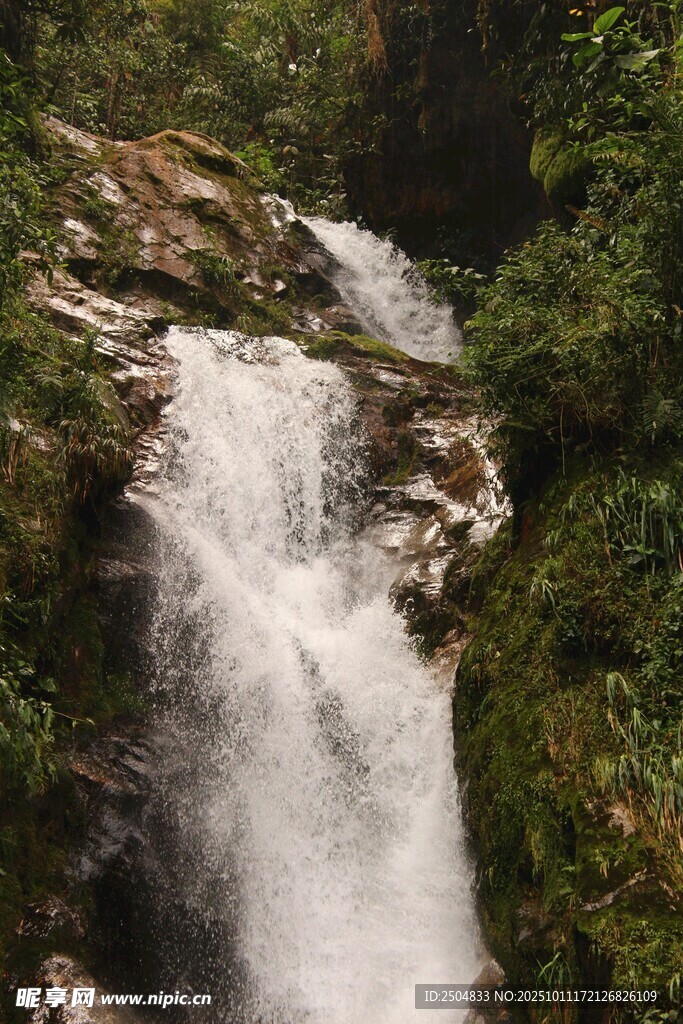 山间瀑布景观