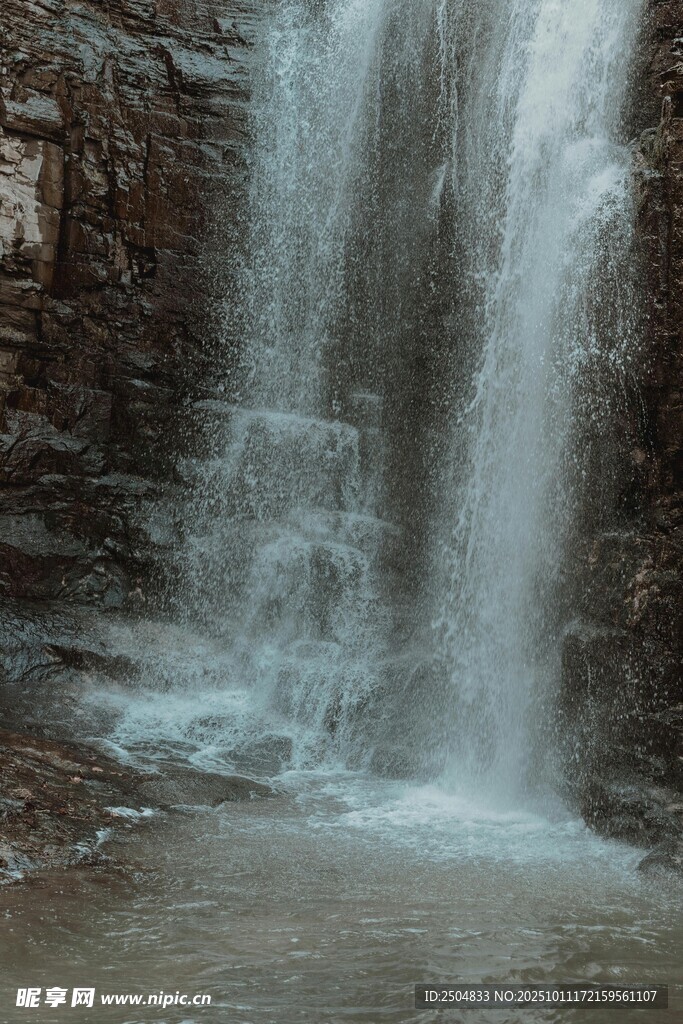 山间瀑布流水景观