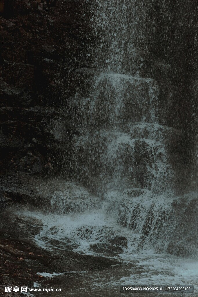 山间小瀑布水流潺潺