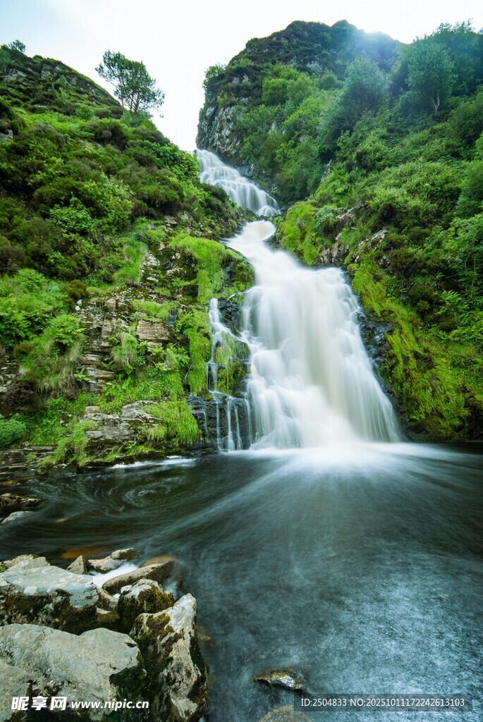 山间瀑布美景
