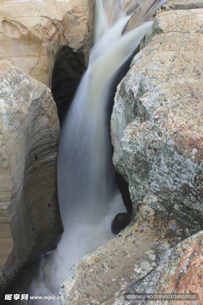 山间石隙中的潺潺流水