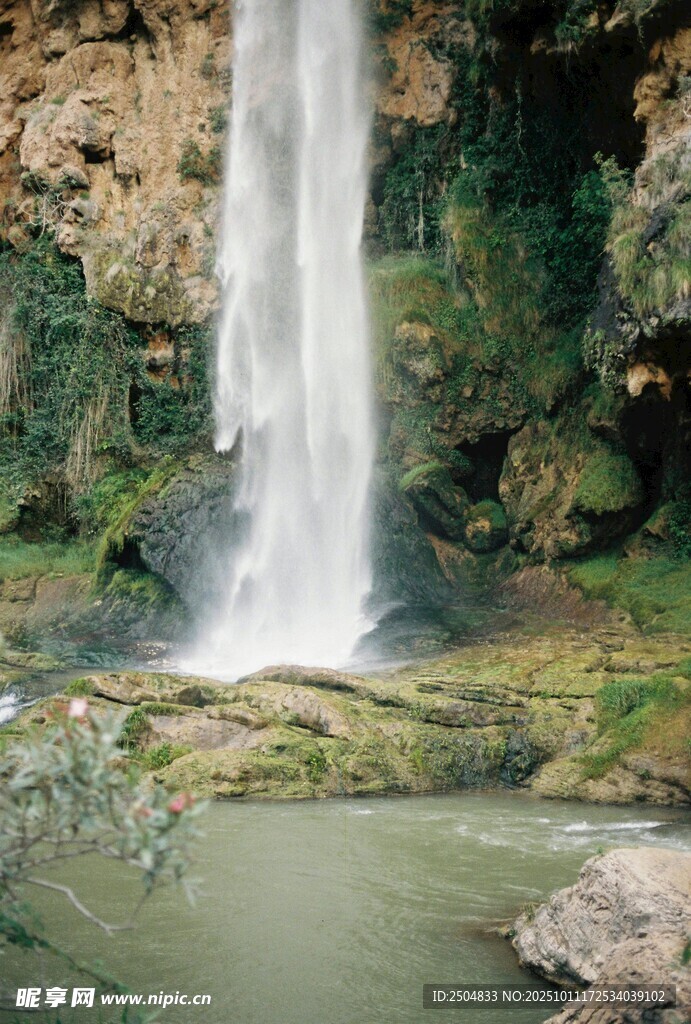 山间瀑布美景