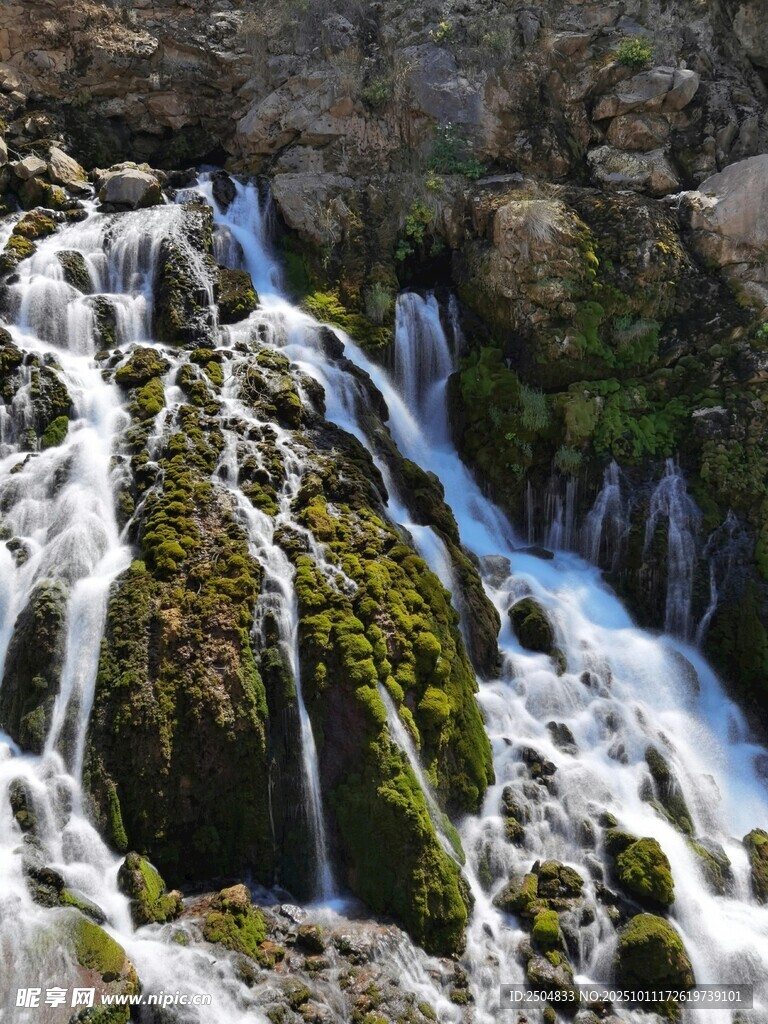 山间瀑布 水流潺潺