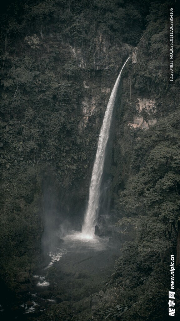 山间飞瀑 自然壮丽景观
