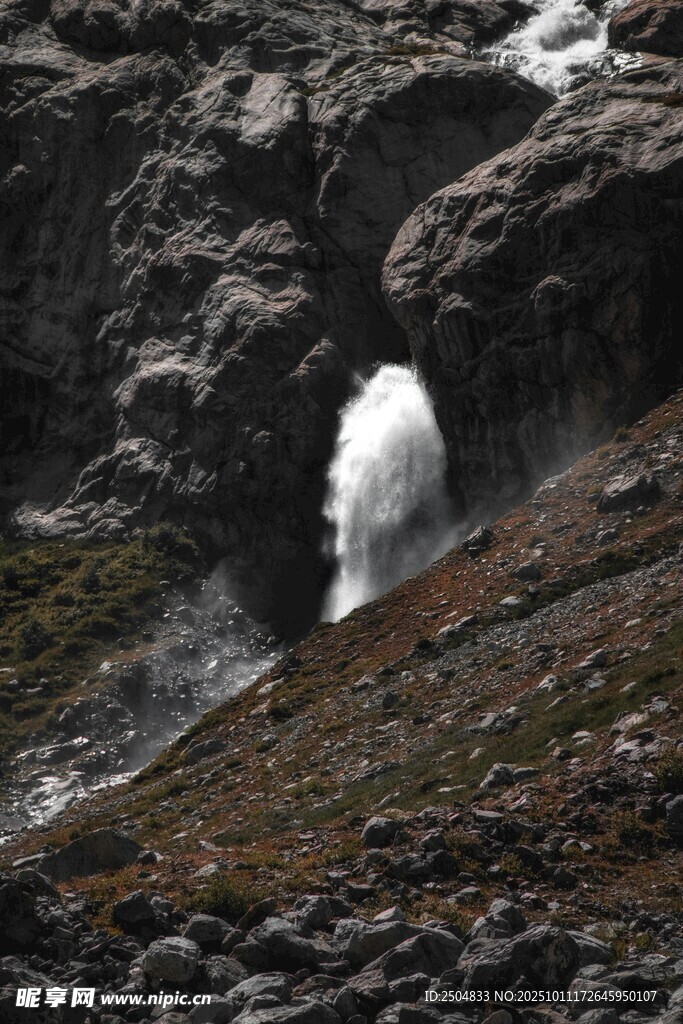 山间小瀑布景观