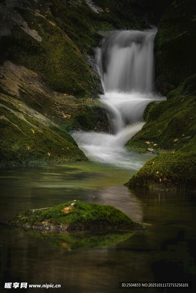 山间潺潺小瀑布美景