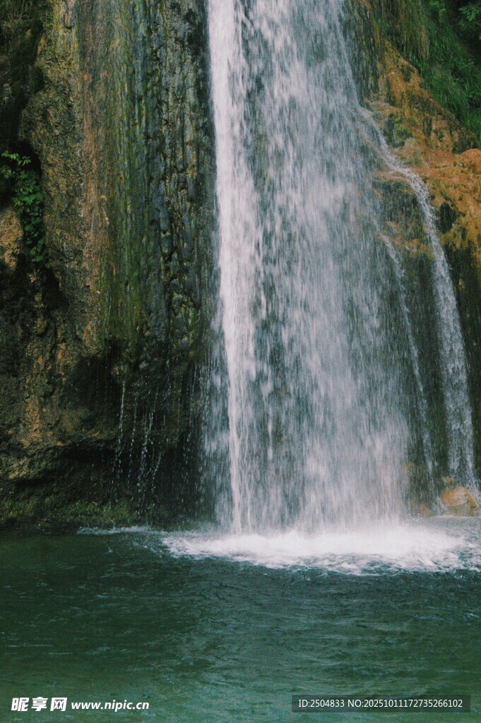 山间飞瀑 碧绿潭水之景