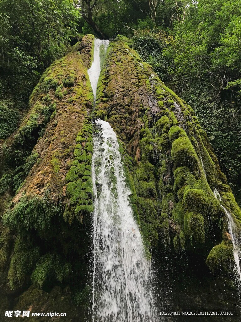 山间瀑布 绿意环绕的自然美景