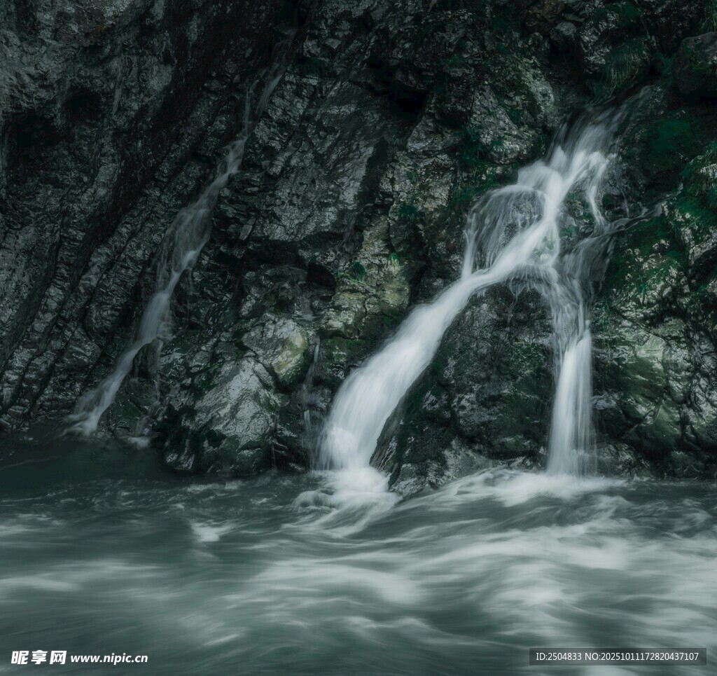 山间瀑布流水景观