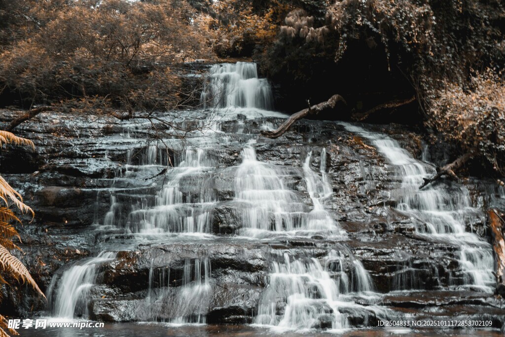 山间小瀑布美景