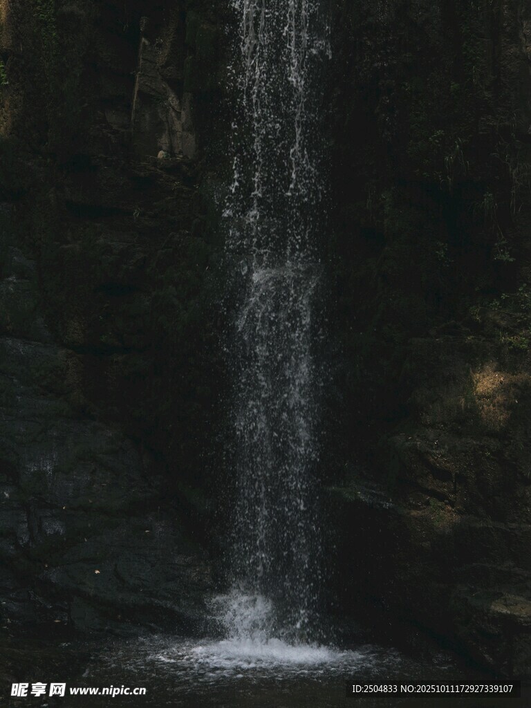 山间瀑布 水流倾泻而下