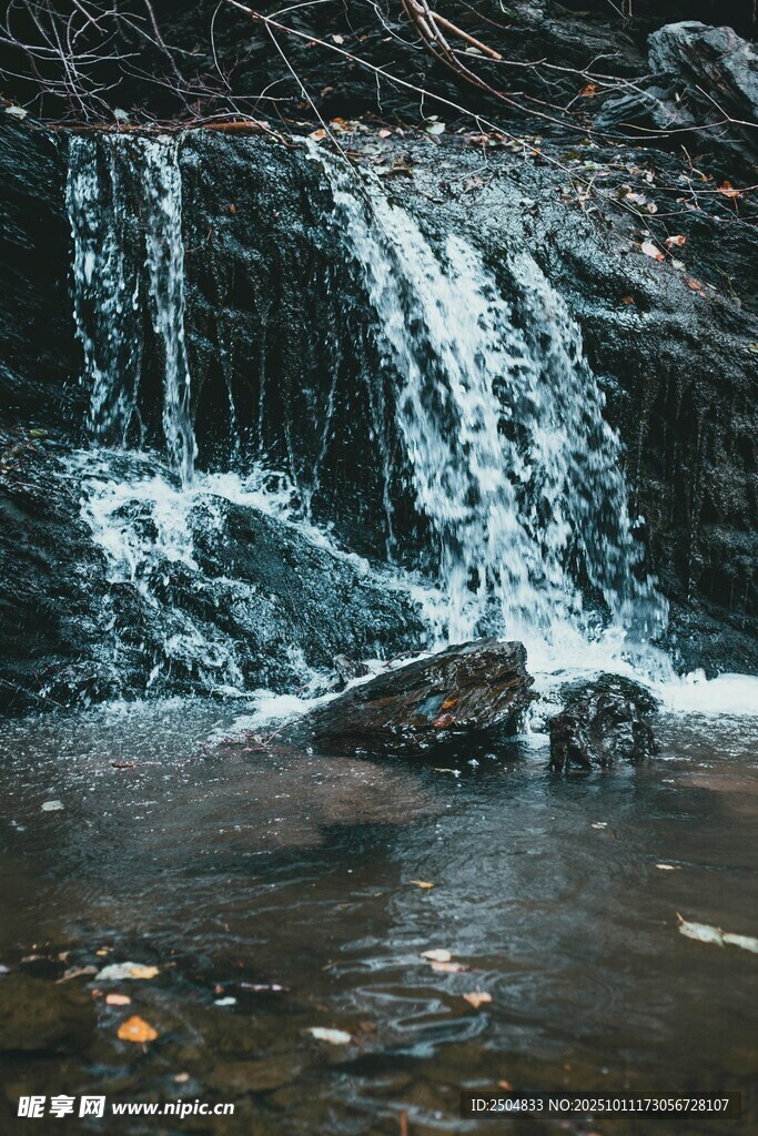 山间瀑布 水流潺潺之景