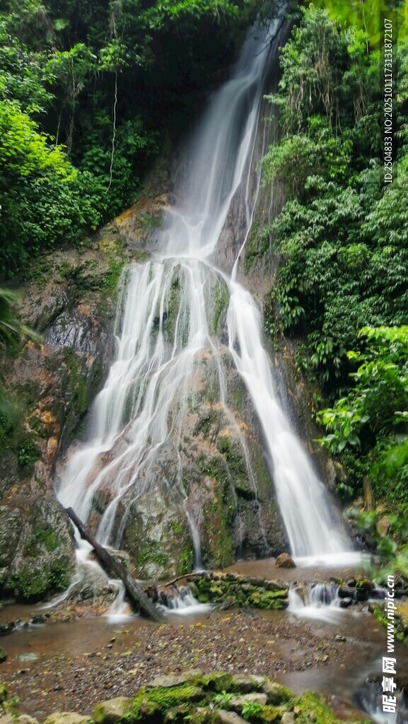 山间飞瀑 绿意环绕的美景