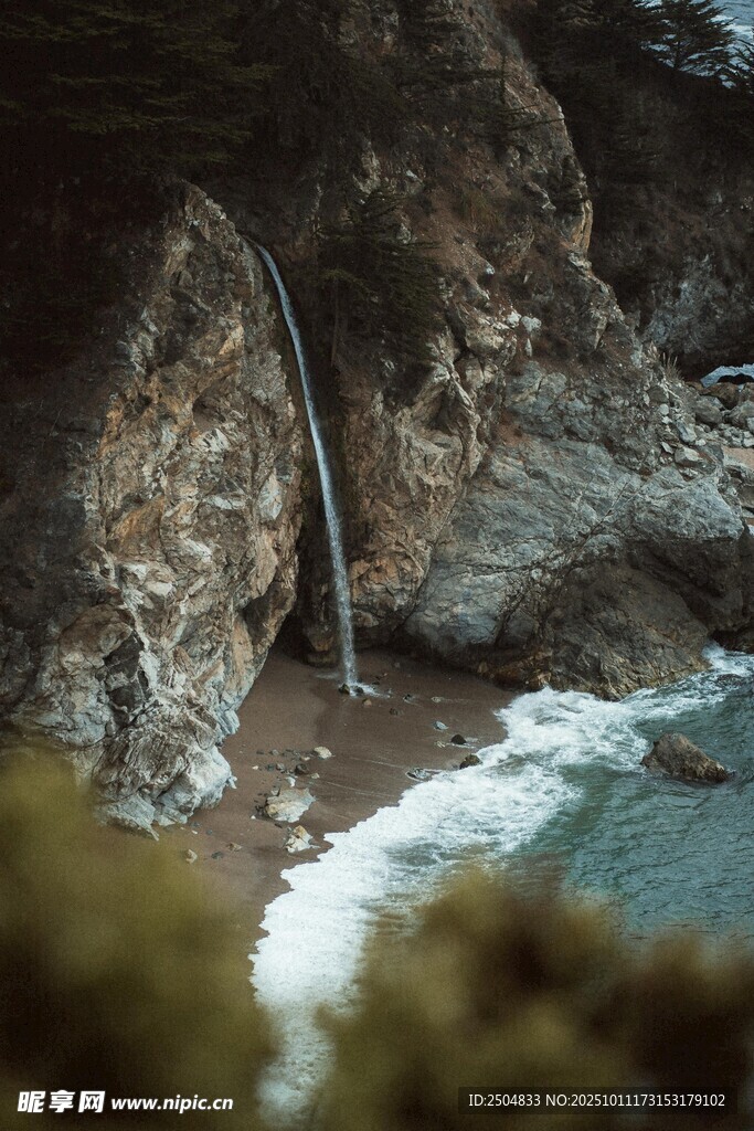 山间瀑布流入蔚蓝大海