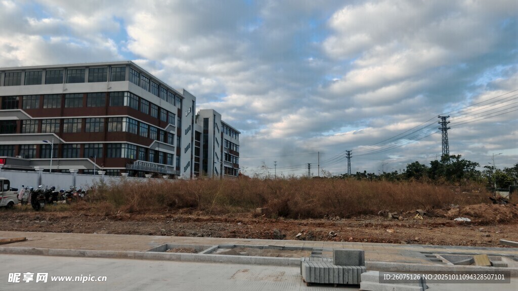 城市在建工地与远处建筑