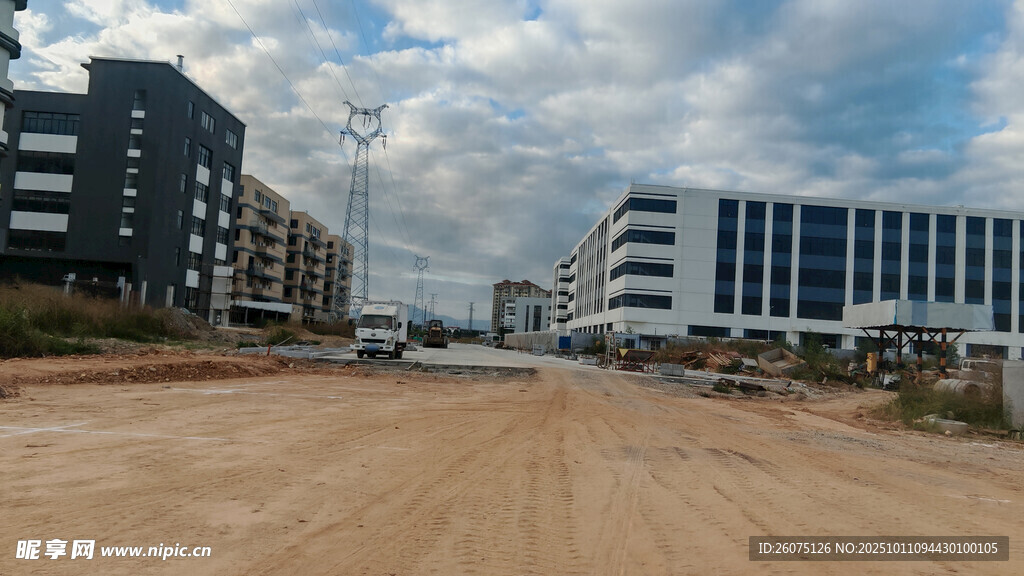 城市在建道路与周边建筑