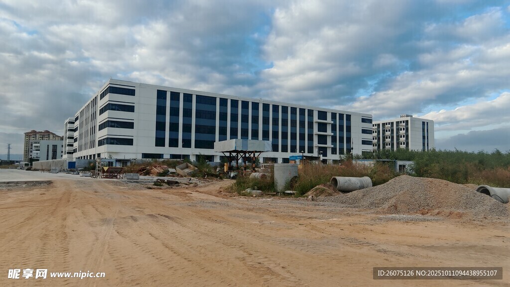 现代建筑前的开阔空地