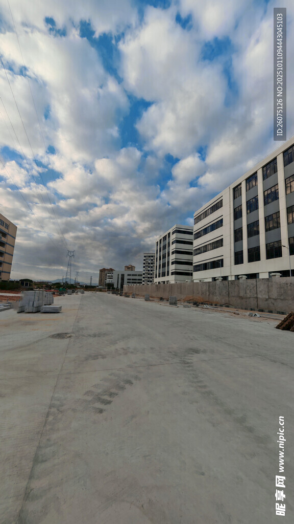 空旷场地与远处建筑群
