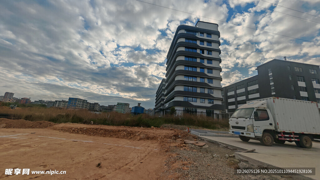 城市在建高楼与周边景象